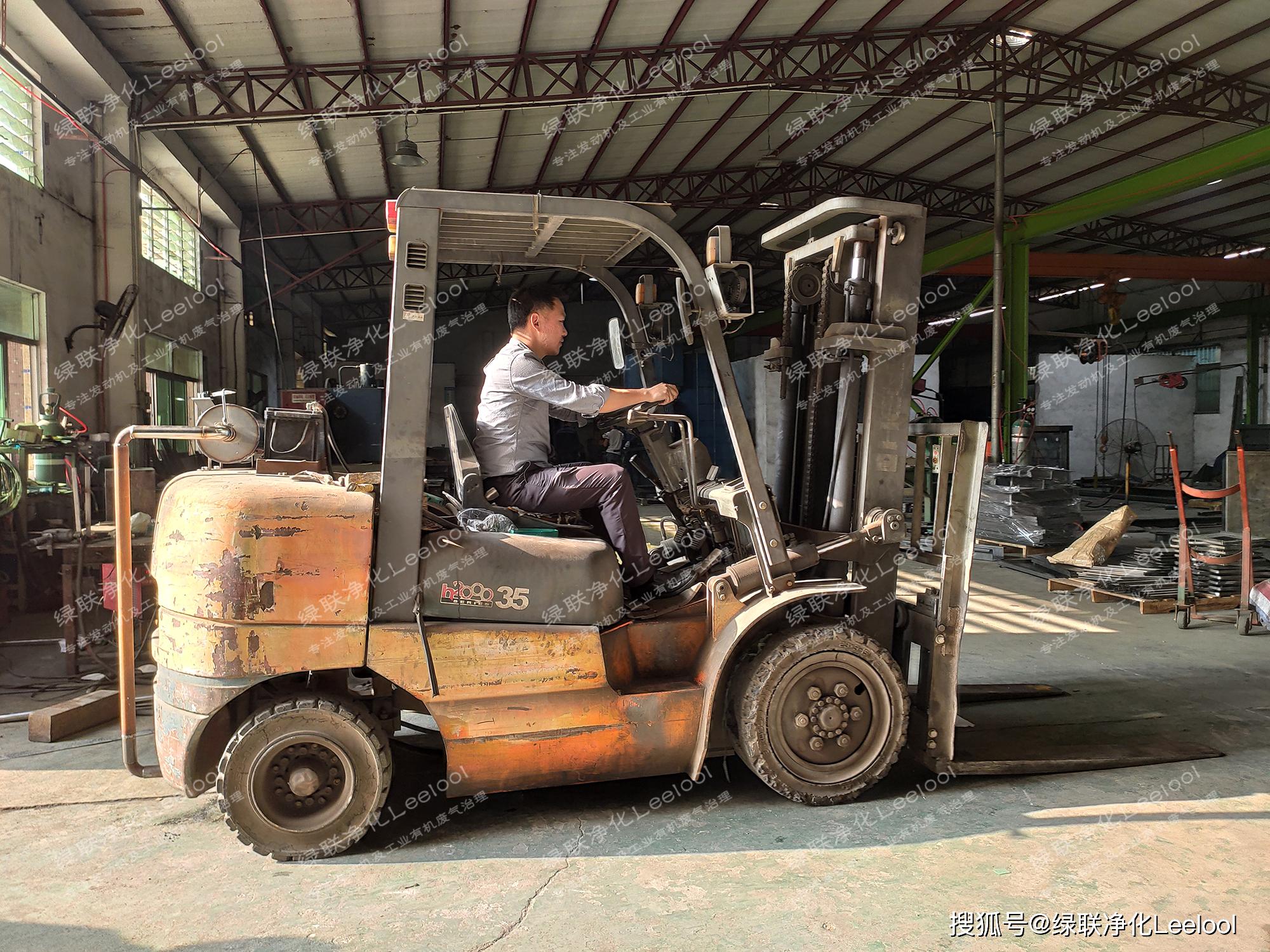 某發電機組集裝箱工廠叉車尾氣黑煙治理