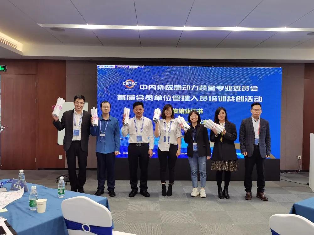 各組長上臺領取學員結業證書