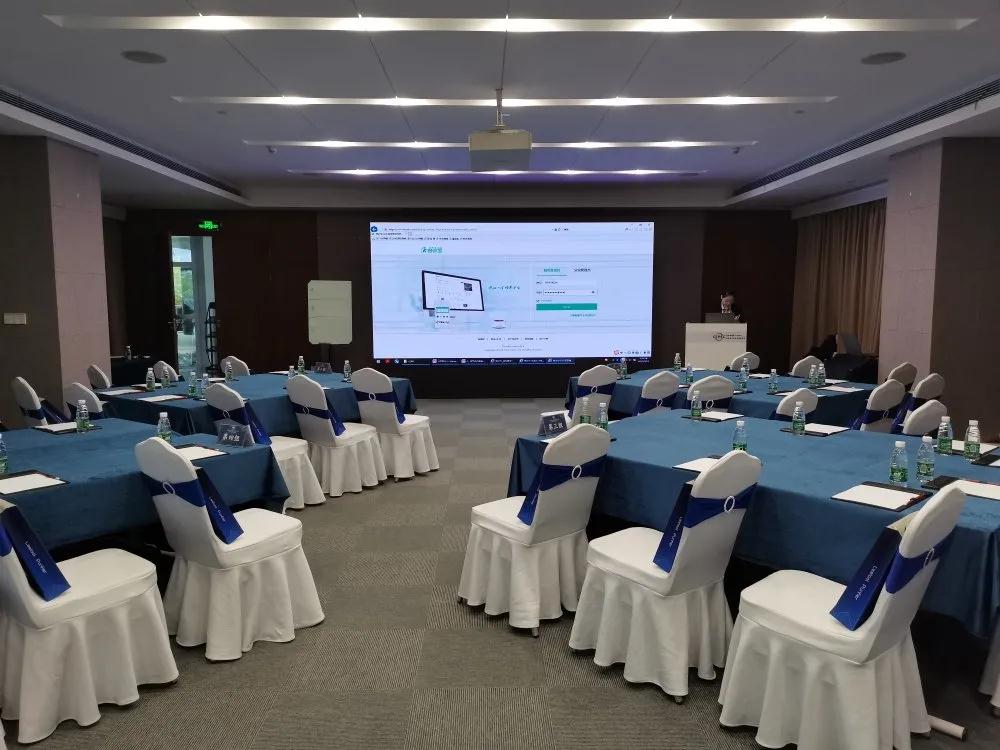 會(huì)務(wù)組正在進(jìn)行會(huì)場(chǎng)整理及設(shè)備調(diào)試 會(huì)務(wù)組正在進(jìn)行會(huì)場(chǎng)整理及設(shè)備調(diào)試