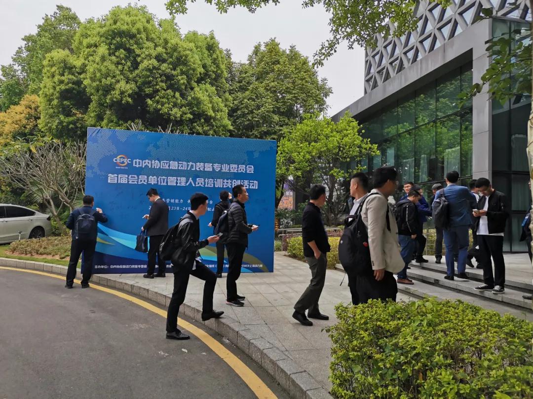 學(xué)員們陸續(xù)簽到入場(chǎng) 學(xué)員們陸續(xù)簽到入場(chǎng)